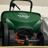 Spandiconcime e spandiseme professionale SCOTTS