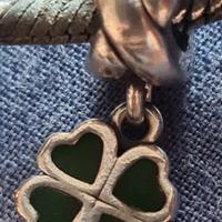 Charm della PANDORA con quadrifoglio pendente