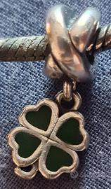 Charm della PANDORA con quadrifoglio pendente