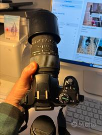 Reflex Pentax K-X con due obiettivi