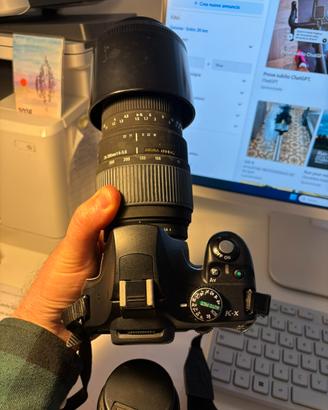 Reflex Pentax K-X con due obiettivi