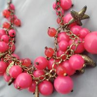 Collana bigiotteria perle rosa e charm marini