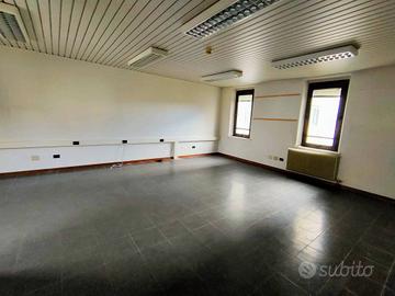 Stabile a Udine, via Bernardo De Rubeis, 6 locali
