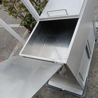 Carrello acciaio con sportelli scorrevoli sotto no