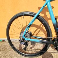 bicicletta e-gravel 