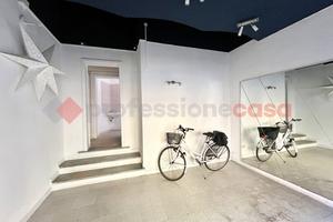 Negozio Pisa [L48VCG]