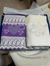Set Asciugamani Viola e Bianco con Pizzo