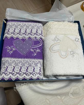 Set Asciugamani Viola e Bianco con Pizzo