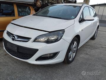 Opel Astra j del 2013 turbo benz 1.4 6 marce, stat