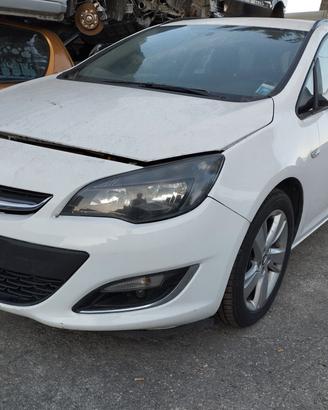 Opel Astra j del 2013 turbo benz 1.4 6 marce, stat