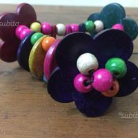 Bracciale in legno con fiori e sfere colorate