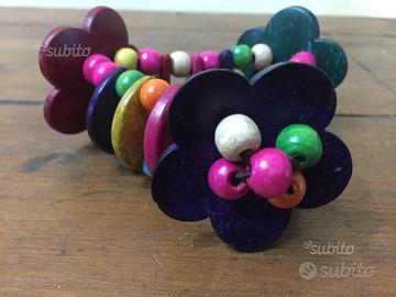 Bracciale in legno con fiori e sfere colorate