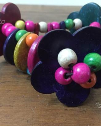 Bracciale in legno con fiori e sfere colorate