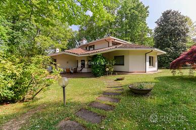 VILLA VIA LAMBRO 52, LESMO