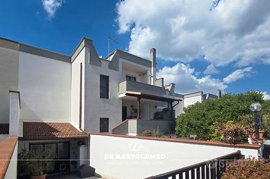 Villa rifinita nel residence "I Pini" con box