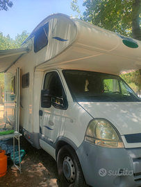 Camper mansardato con cuccette a volume variabile