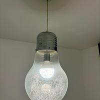 Lampadario a forma di bulbo lampadina