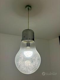Lampadario a forma di bulbo lampadina