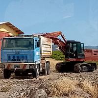 Camion e escavatore