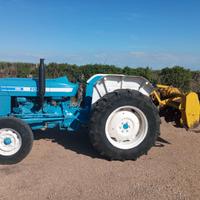 Trattore Ford 4100 con attrezzi