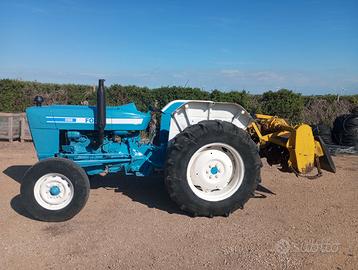 Trattore Ford 4100 con attrezzi