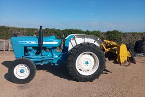 Trattore Ford 4100 con attrezzi