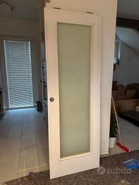 porta scorrevole bianca con vetro satinato