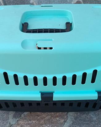 Trasportino classico per un gatto.