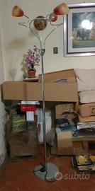 Piantana design moderno e pulsante di accensione 