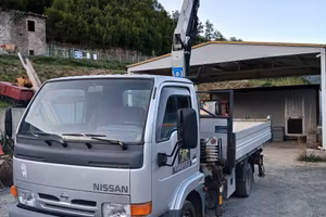 nissan cabstar con gru pm