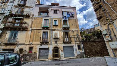 2 LOCALI A PAOLA