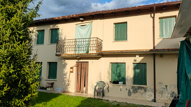 Casa accostata su due livelli