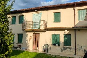 Casa accostata su due livelli