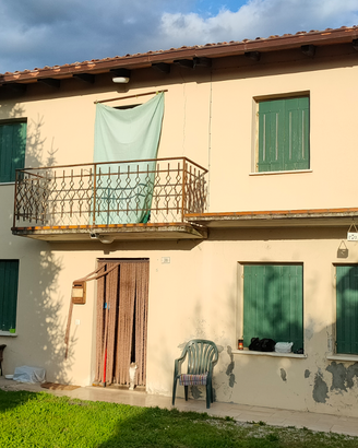 Casa accostata su due livelli
