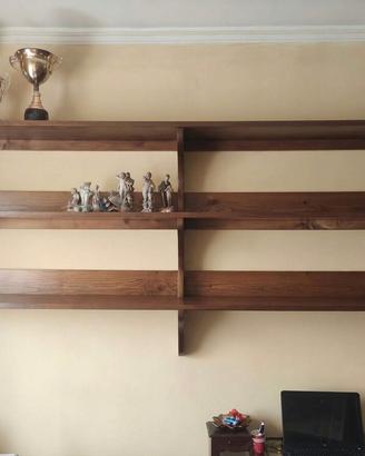 Mensole in legno robusto con montanti