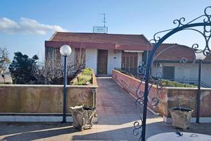 Cod.V166 Villa con 2 appartamenti + terreno