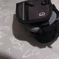 marsupio portaoggetti nero e grigio