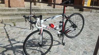 bicicletta da corsa in carbonio 