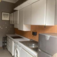 Cucina cinque pensili con lavatrice e lavello