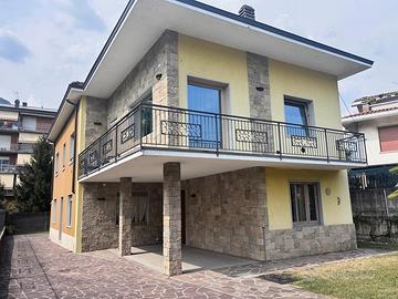 Villetta ristrutturata con giardino, box doppio