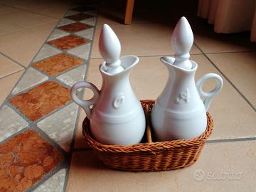 Porta Olio e Aceto in ceramica bianca e cestino