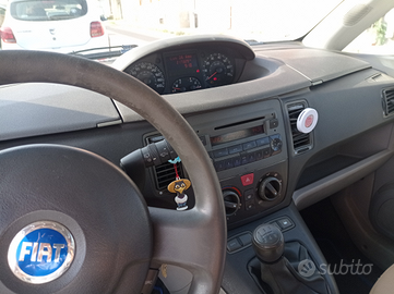 Autovettura fiat idea anno 2005