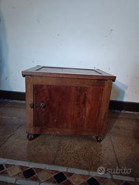 antico comodino in legno
