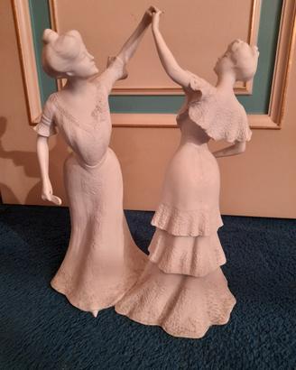 Statuetta in gesso con due damigelle