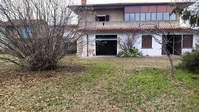 CASA FAMILIARE DI AMPIA METRATURA CON GIARDINO