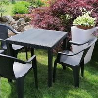 TAVOLO CON 4 SEDIE IN PLASTICA RIGIDA