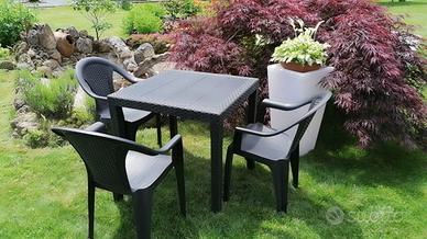 TAVOLO CON 4 SEDIE IN PLASTICA RIGIDA