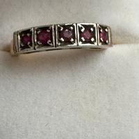 Anello veretta in oro 14k e rubini