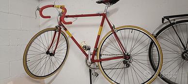 Bici da corsa vintage restaurata