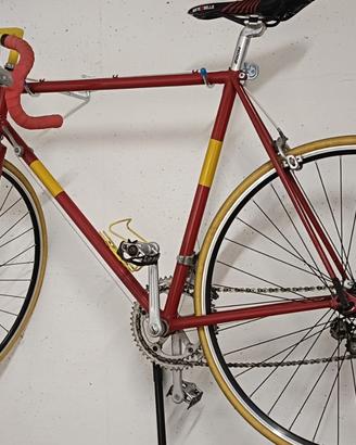 Bici da corsa vintage restaurata